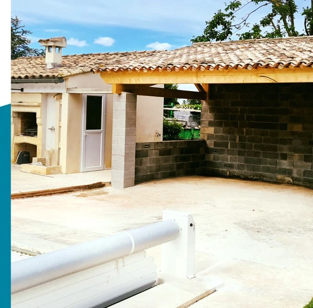 Construction d’un pool house. #habitatetrenovation #lansargues #maconnerie #construction #renovation #toiture #charpente #maçon…